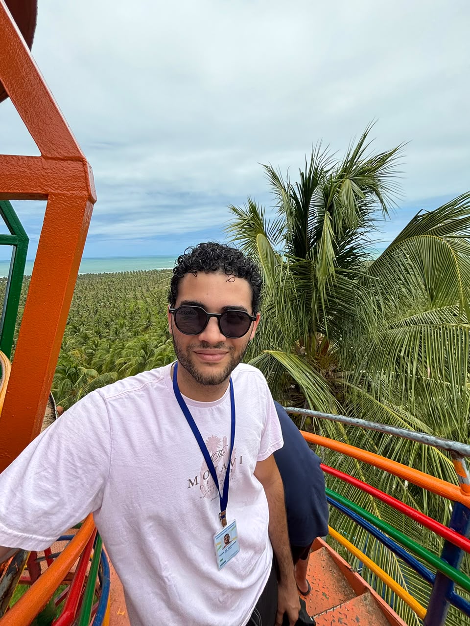 Mathews, guia de turismo da Mathews Tour, em mirante no litoral de Alagoas