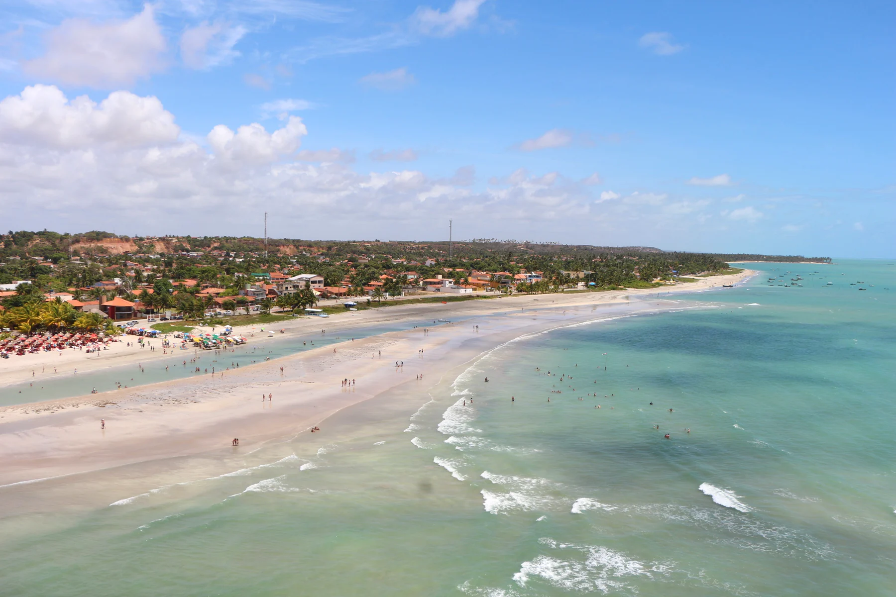 Vista da Praia de Paripueira com faixa de areia e mar claro